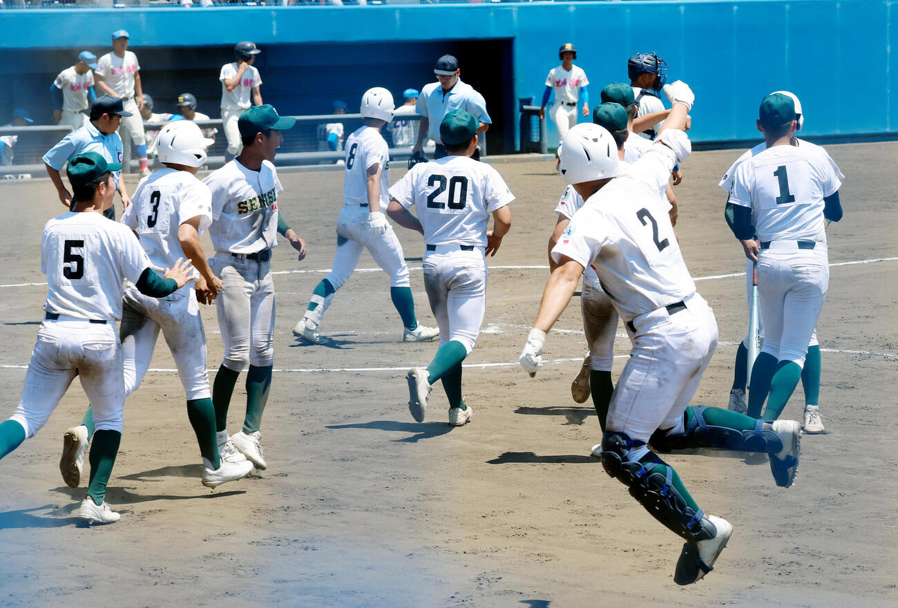 春季関東大会　専大松戸対花咲徳栄　7回コールドでサヨナラ勝ちし喜ぶ専大松戸ナイン（撮影・山本朝陽）
