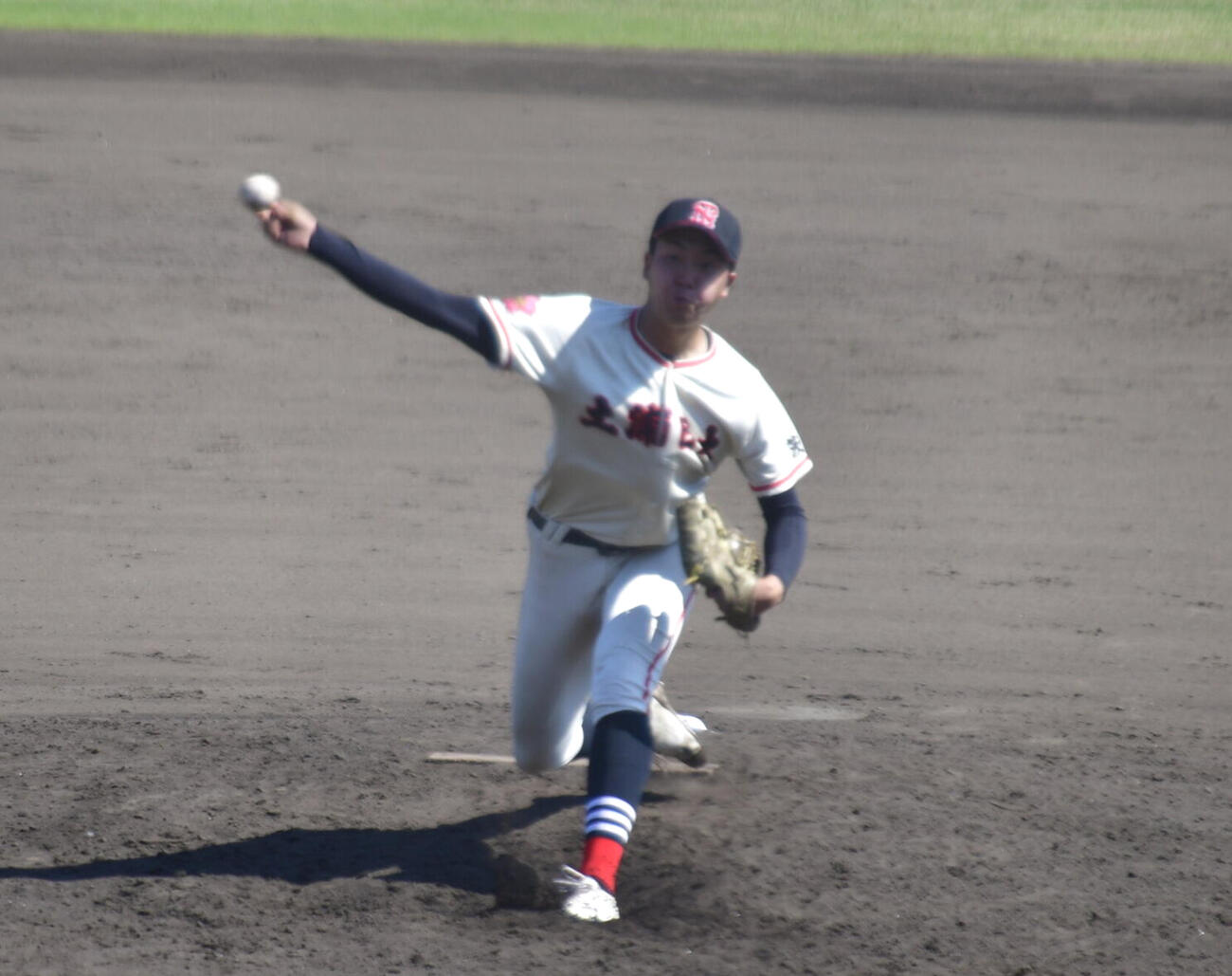 プロ注目の土浦日大エース小池は8回から登板し、2イニングを4奪三振無失点で完封リレーを締めくくった（撮影・平山連）