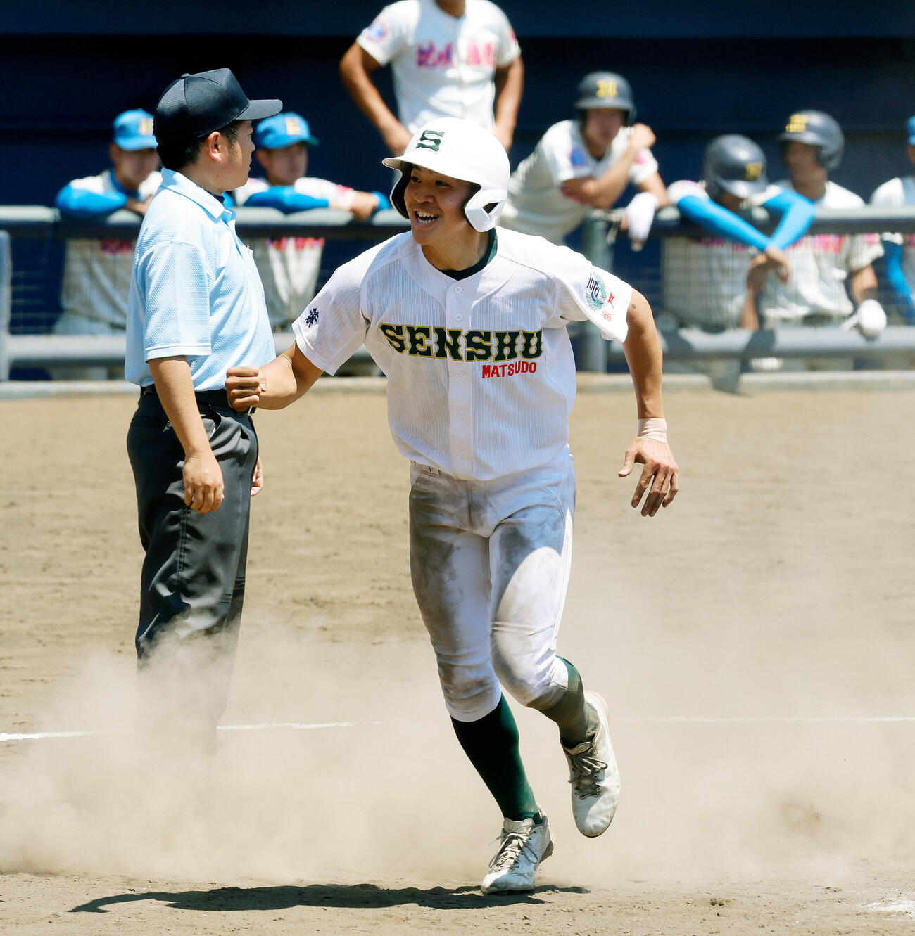 専大松戸対花咲徳栄　7回裏専大松戸2死一塁、宮尾日色の左前適時打で一気に生還した一塁走者石崎翔斗（撮影・山本朝陽）