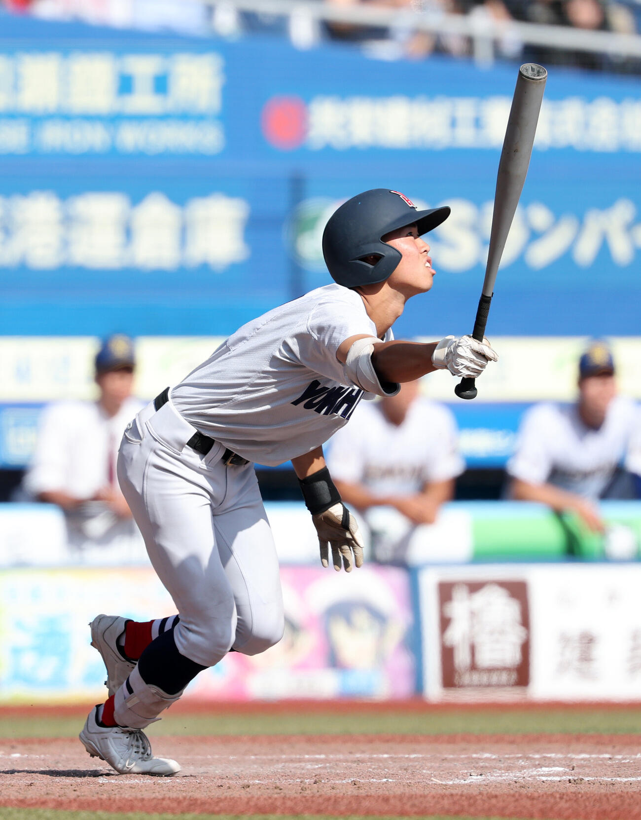 横浜対健大高崎　9回表横浜1死二塁、小林大雅は適時打を放つ（撮影・鈴木正人）