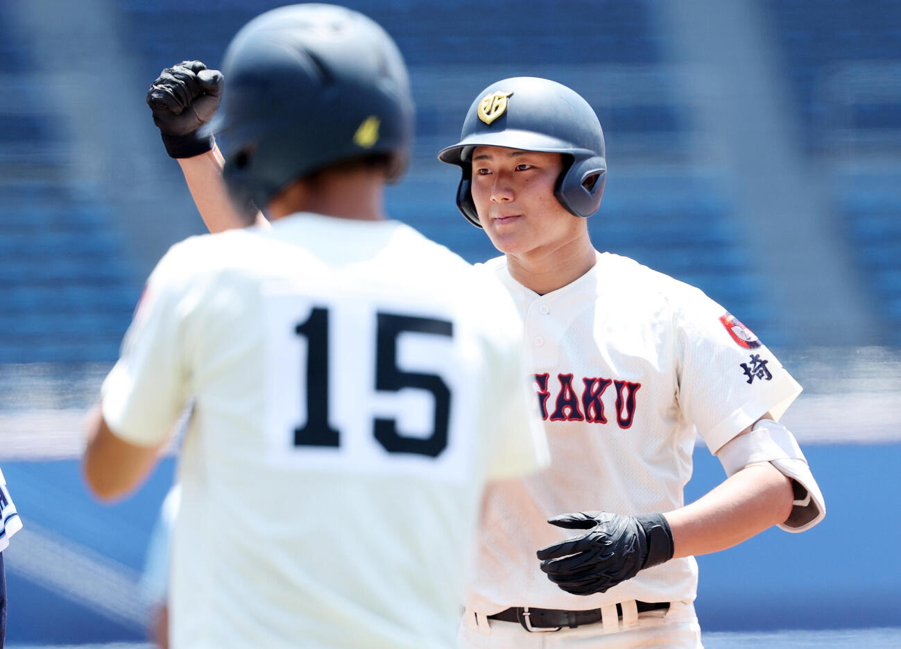 浦和学院対東京学館浦安　6回表浦和学院1死二塁、内藤蒼は適時打を放ちガッツポーズ（撮影・鈴木正人）