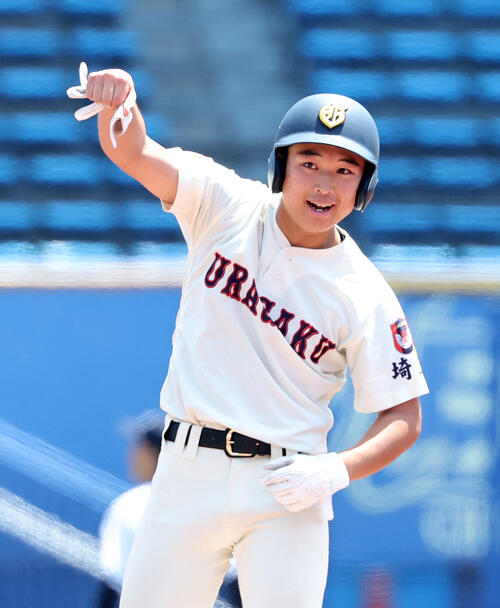 浦和学院対東京学館浦安 8回表浦和学院2死一塁、蜂巣祥万は適時二塁打を放ちガッツポーズ(撮影・鈴木正人)