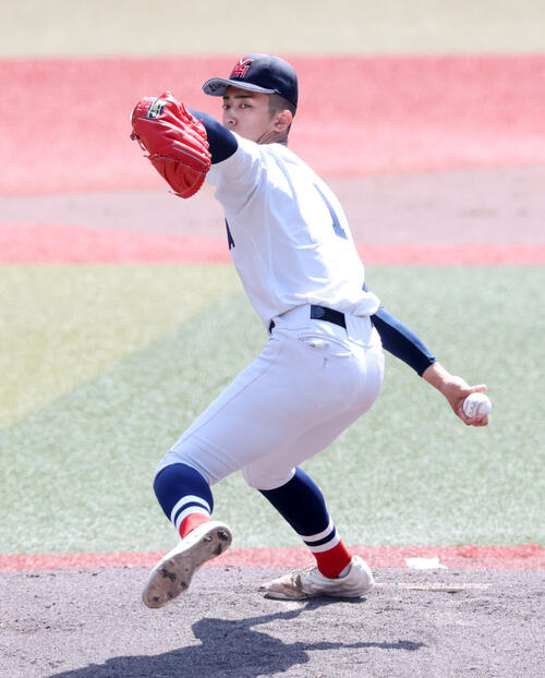 横浜対健大高崎 力投する横浜先発の織田翔希(撮影・鈴木正人)