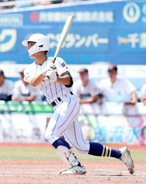 横浜対健大高崎 2回裏健大高崎1死、石田翔大はソロ本塁打を放つ(撮影・鈴木正人)