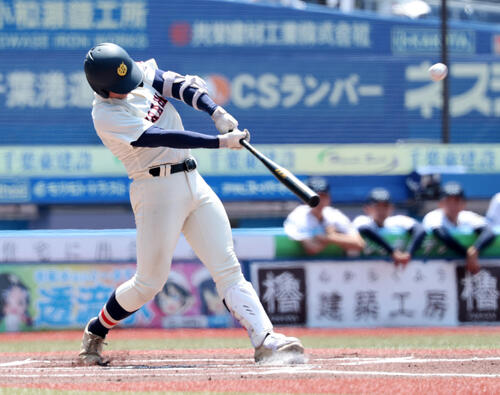 浦和学院対東京学館浦安 1回表浦和学院無死三塁、藤沢昴輝は適時三塁打を放つ(撮影・鈴木正人)