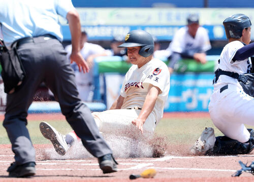 浦和学院対東京学館浦安 6回表浦和学院2死二塁、法量章太郎の適時打で内藤蒼が生還(撮影・鈴木正人)