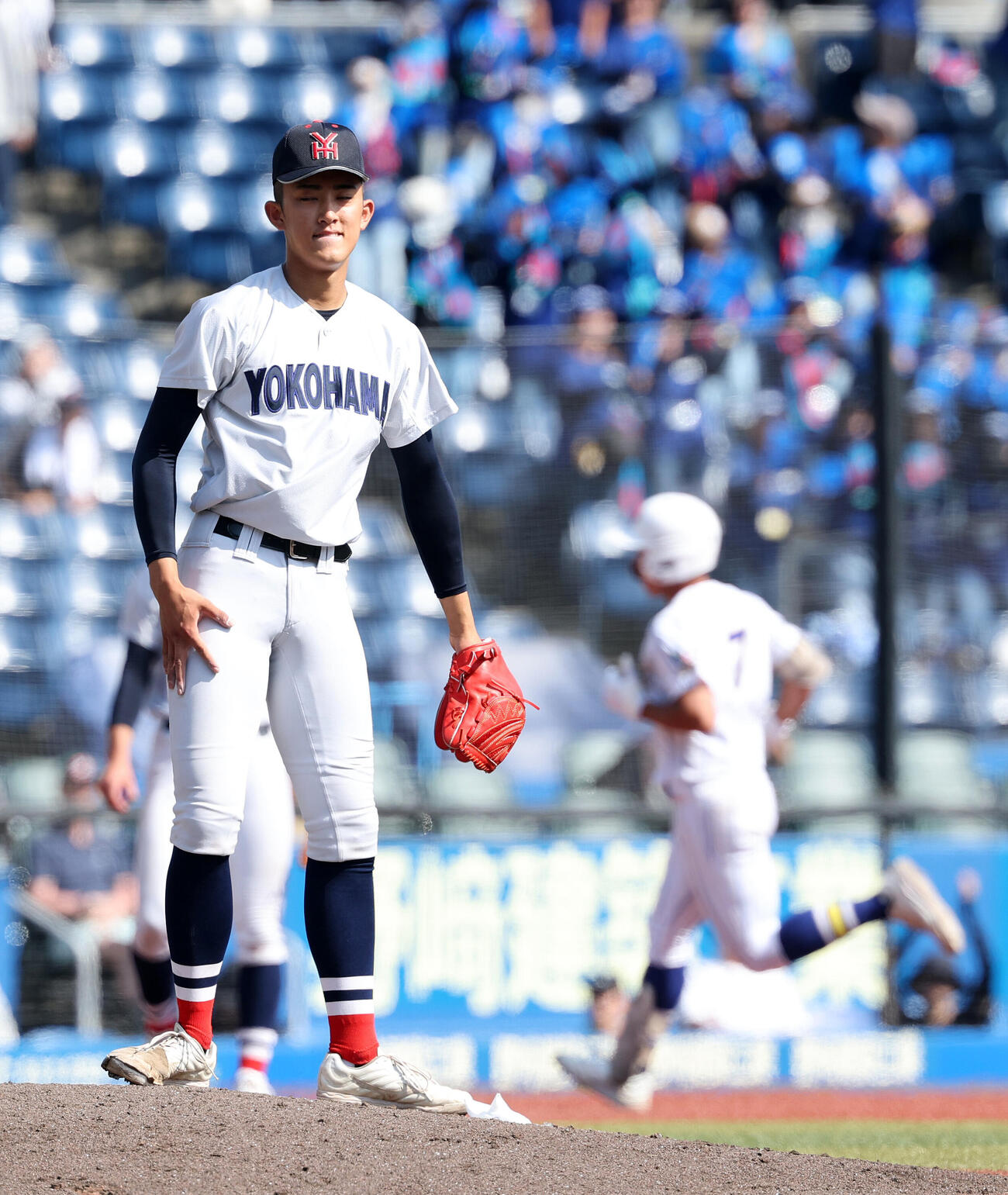 横浜対健大高崎　7回裏健大高崎無死、佐藤麻恩（右）にソロ本塁打を放たれた横浜・織田翔希（撮影・鈴木正人）