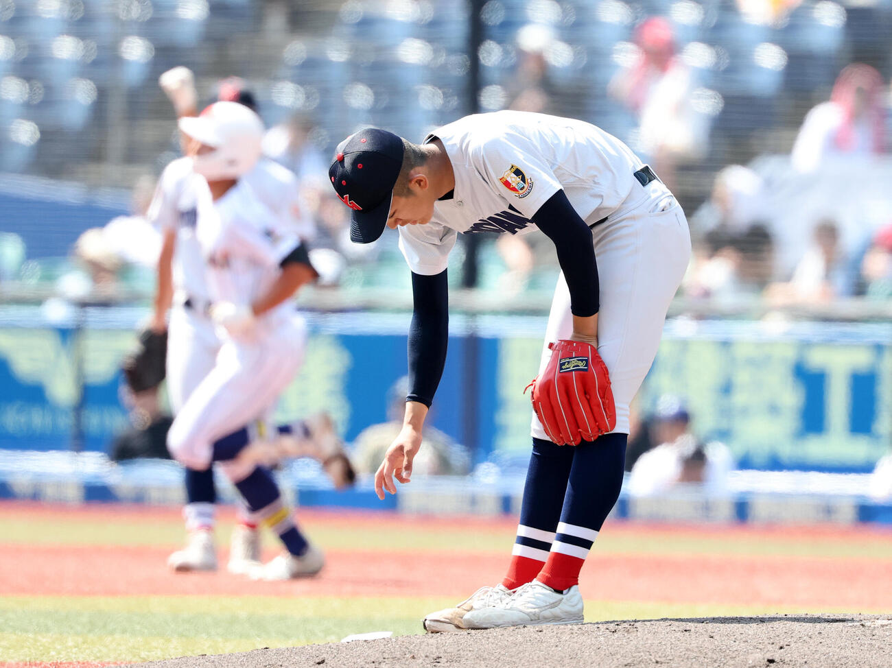 横浜対健大高崎　2回裏健大高崎1死、石田翔大（右）にソロ本塁打を放たれた横浜・織田翔希（撮影・鈴木正人）