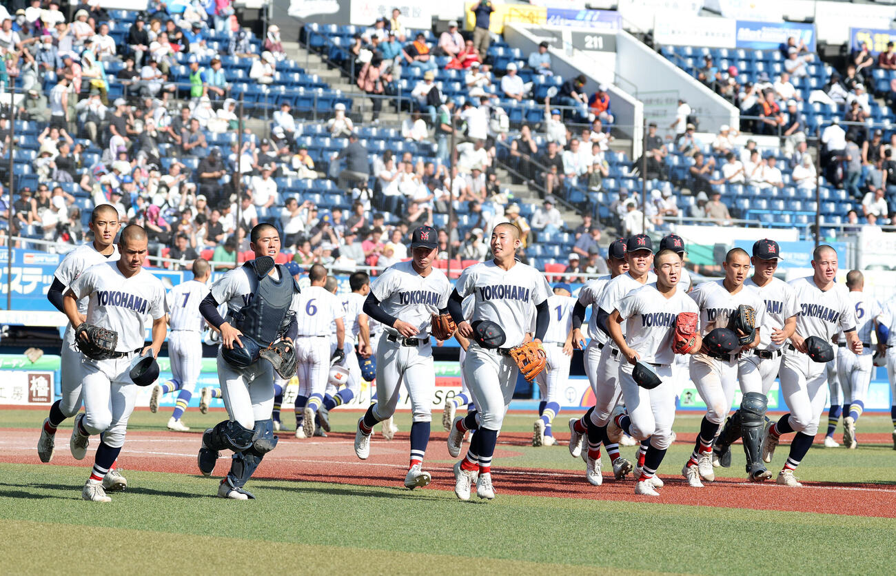 横浜対健大高崎　勝利し応援席にあいさつに向かう横浜の選手たち（撮影・鈴木正人）