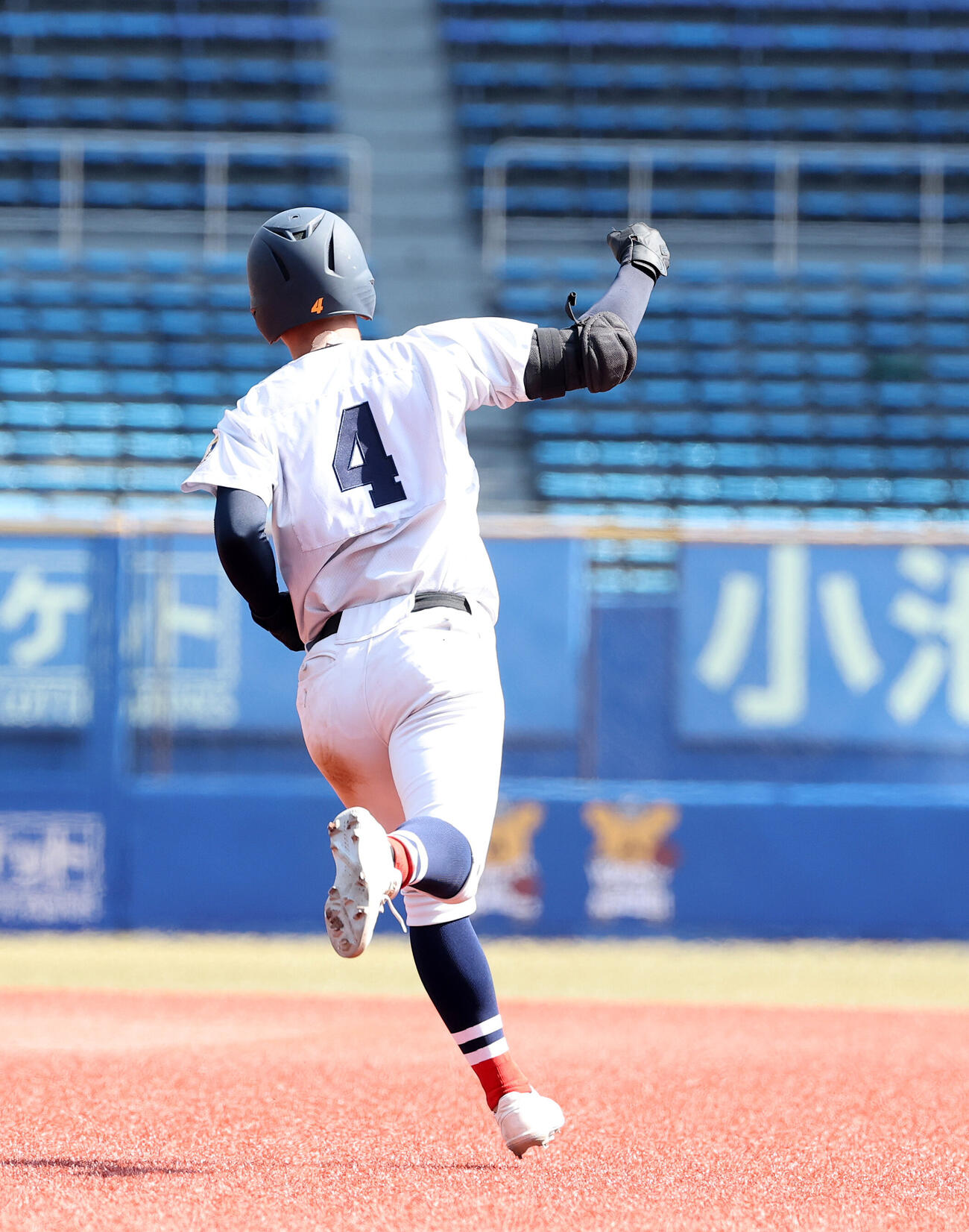 横浜対健大高崎　6回表横浜2死、田島陽翔はソロ本塁打を放ちガッツポーズ（撮影・鈴木正人）