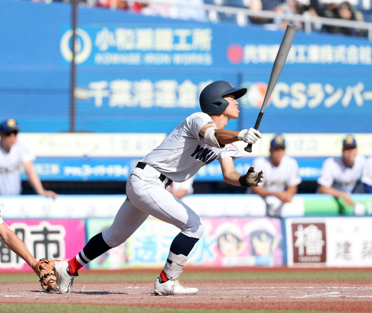 横浜対健大高崎　9回表横浜1死二塁、小林大雅は適時打を放つ（撮影・鈴木正人）