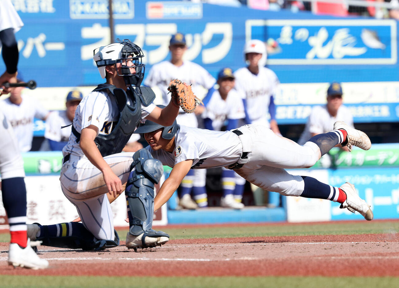 横浜対健大高崎　9回表横浜1死二塁、小林大雅の適時打で千島大翼が生還（撮影・鈴木正人）