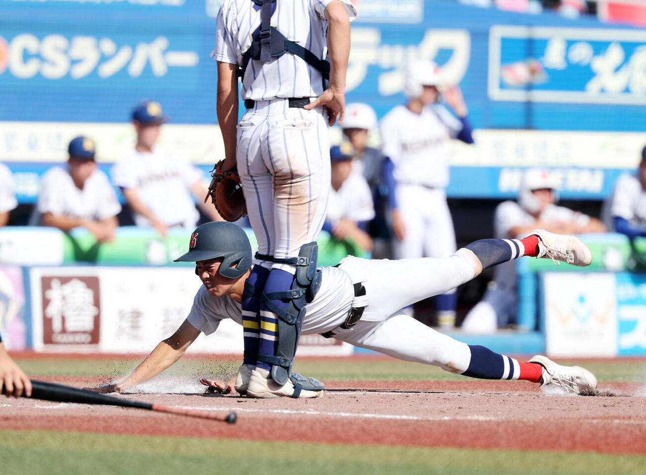 横浜対健大高崎　9回表横浜1死一、二塁、悪送球で小林大雅が生還（撮影・鈴木正人）