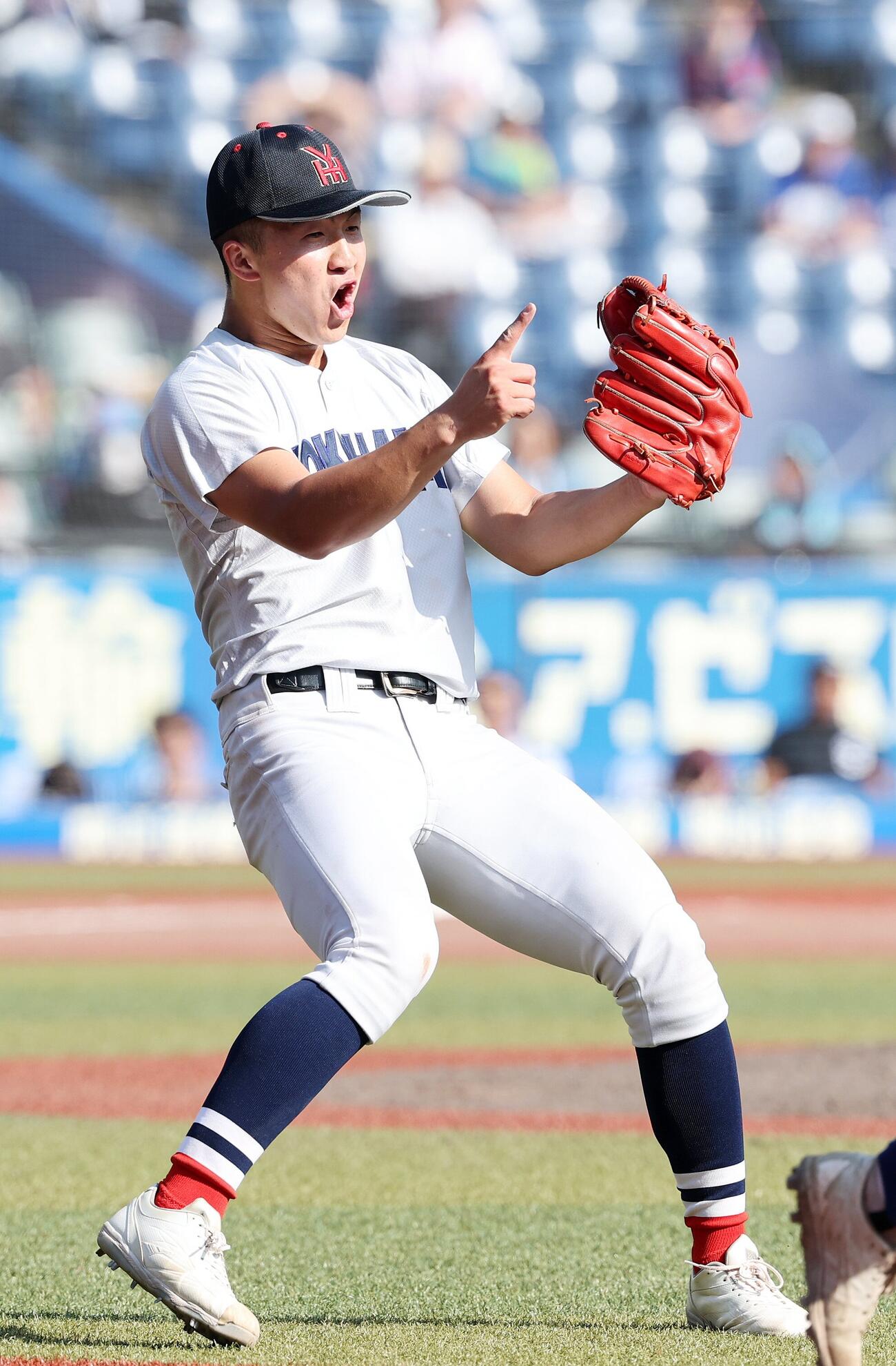 横浜対健大高崎　勝利し雄たけびを上げる横浜・池田聖摩（撮影・鈴木正人）