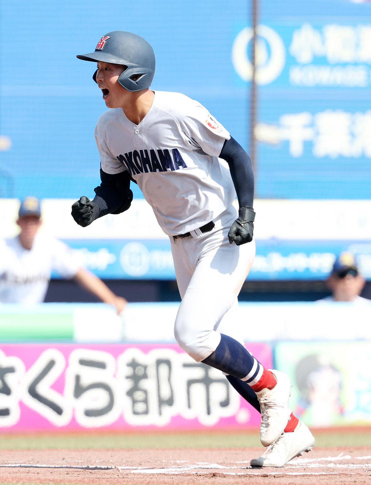 横浜対健大高崎　6回表横浜2死、田島陽翔はソロ本塁打を放ちガッツポーズ（撮影・鈴木正人）