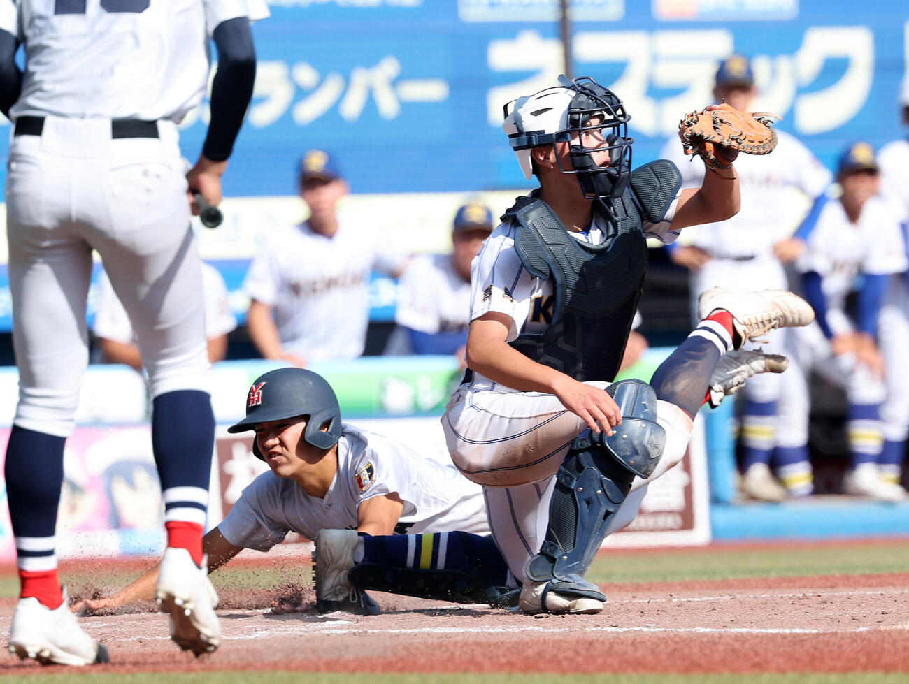 横浜対健大高崎　9回表横浜1死二塁、小林大雅の適時打で千島大翼が生還（撮影・鈴木正人）