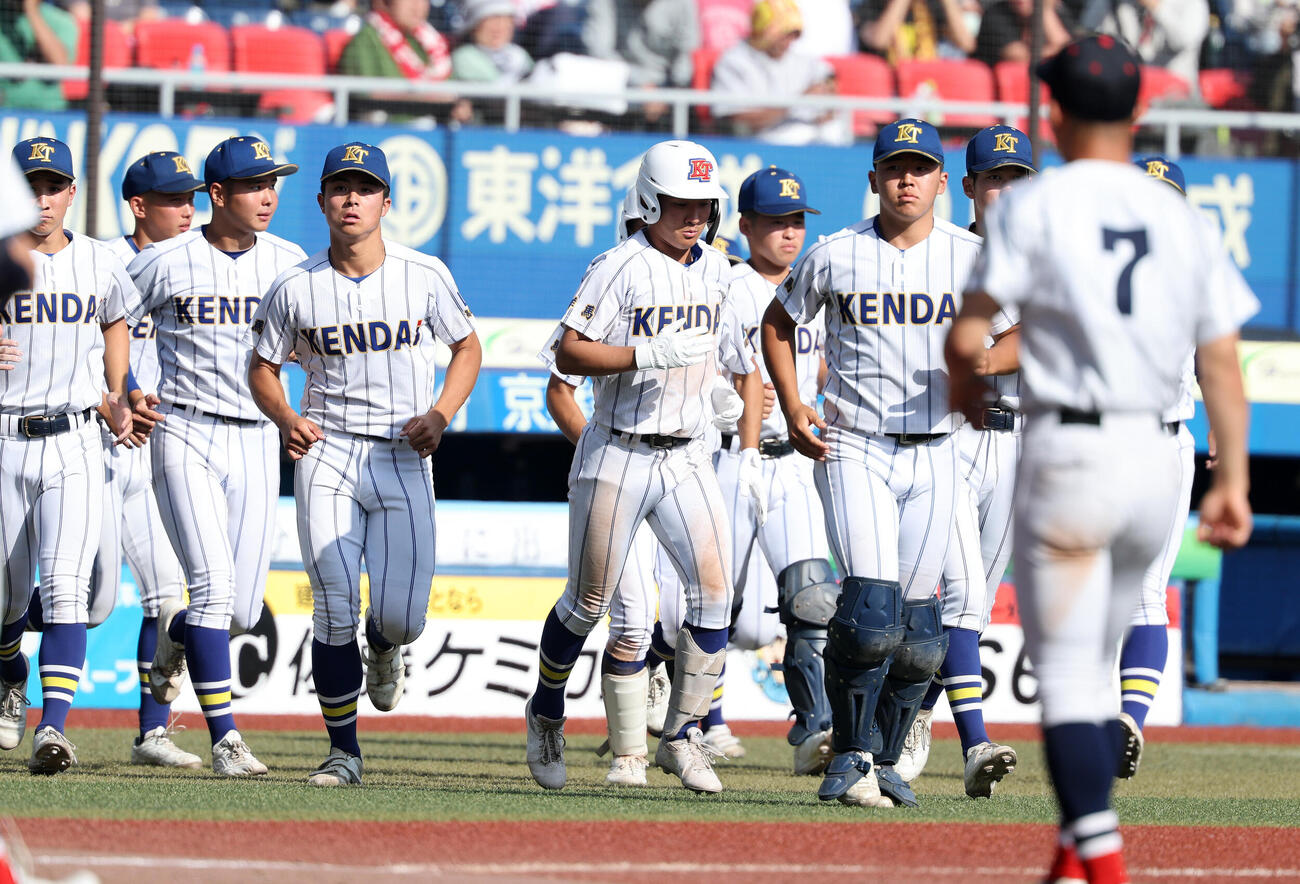 横浜対健大高崎　敗戦し整列に向かう健大高崎の選手たち（撮影・鈴木正人）