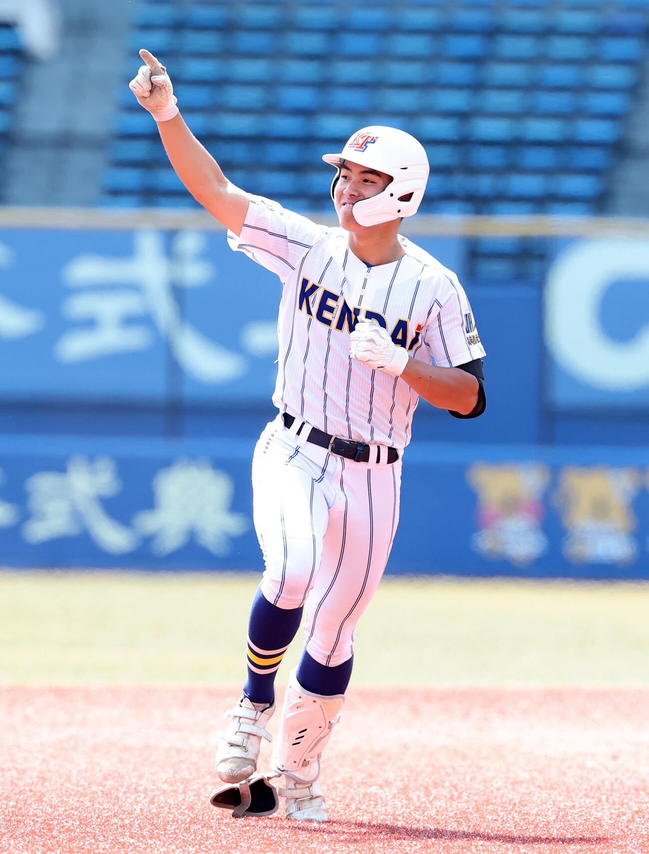 横浜対健大高崎　2回裏健大高崎1死、石田翔大はソロ本塁打を放ちポーズを決める（撮影・鈴木正人）
