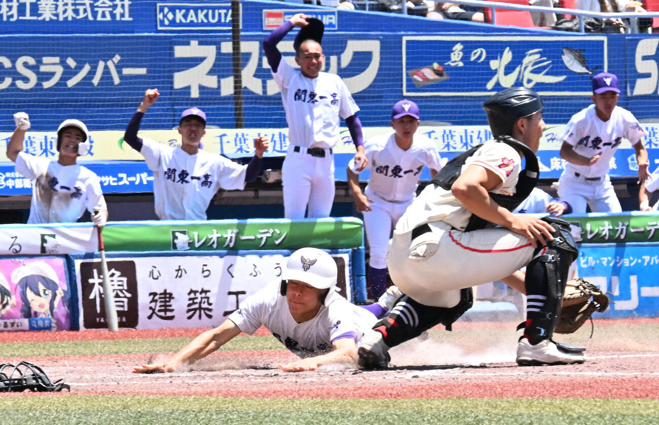 土浦日大対関東一高　8回裏関東一高1死三塁、柴山大雅の中犠飛で勝ち越しの生還をする大根原（撮影・千葉一成）