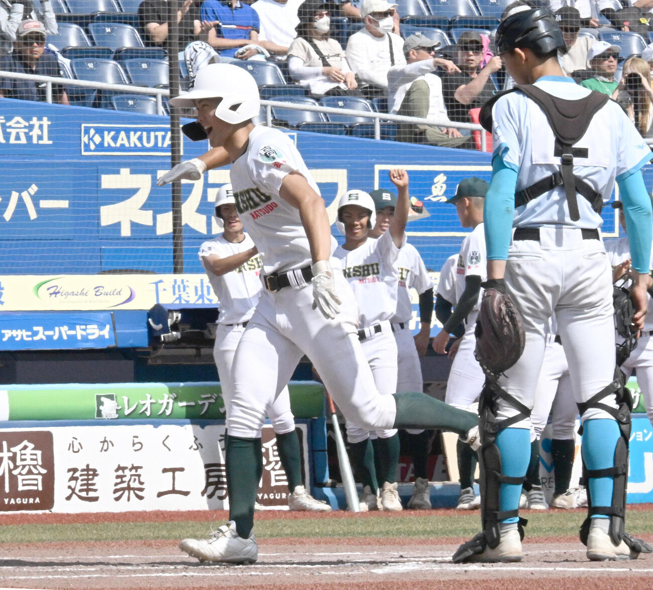 山梨学院対専大松戸　6回裏専大松戸1死一、二塁、3点本塁打を放ちホームを踏む宮尾日色（撮影・千葉一成）