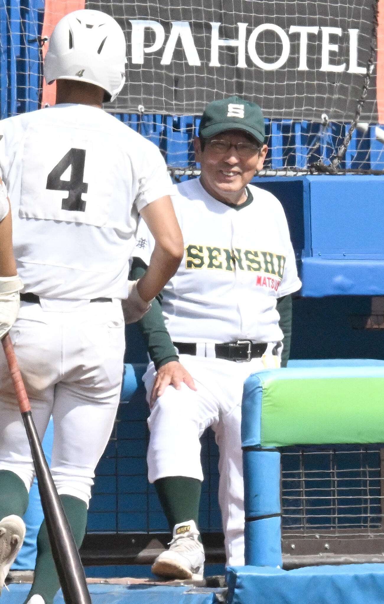 山梨学院対専大松戸　6回裏専大松戸1死一、二塁、3点本塁打を放った宮尾日色（左）を迎える持丸修一監督（撮影・千葉一成）