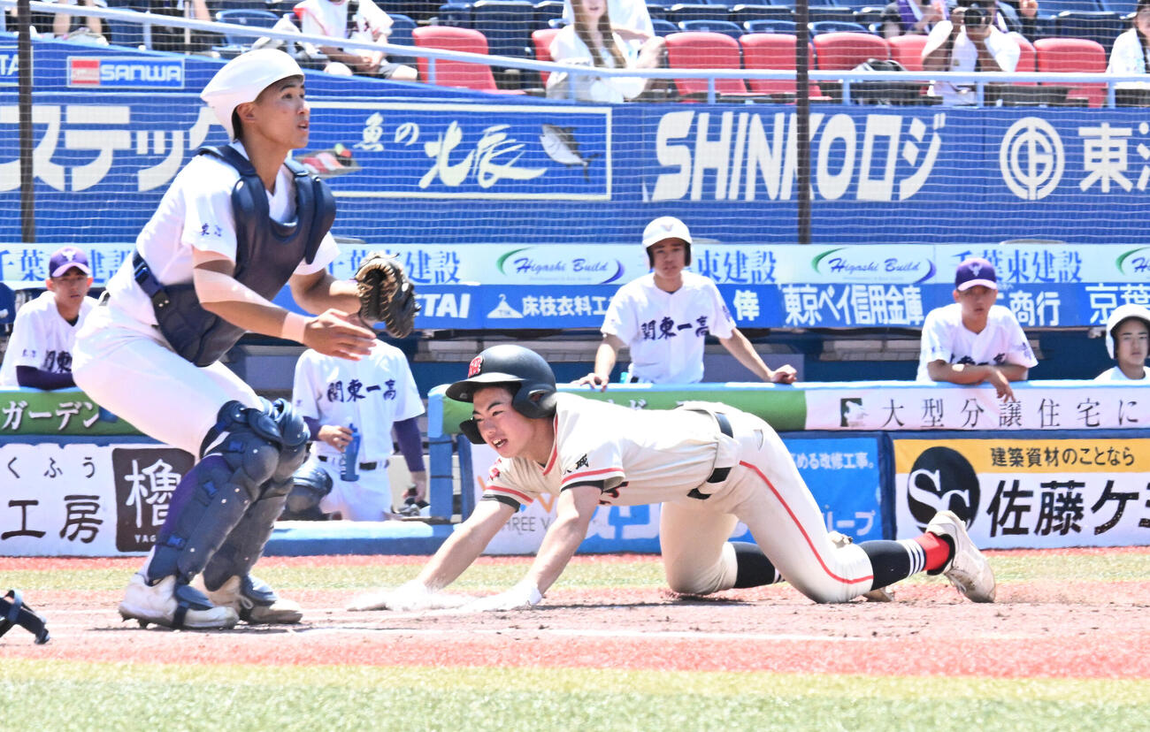 土浦日大対関東一高　1回表土浦日大2死満塁、大立克輝の先制適時打で生還する河津直登。捕手鈴木悠斗（撮影・千葉一成）