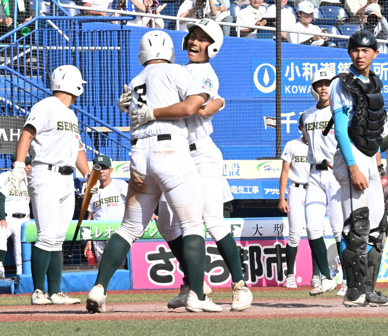 山梨学院対専大松戸　9回裏専大松戸1死二塁、2点本塁打を放ち二走吉岡伸太朗（左）と抱き合って喜ぶ代打常田幸泰（撮影・千葉一成）