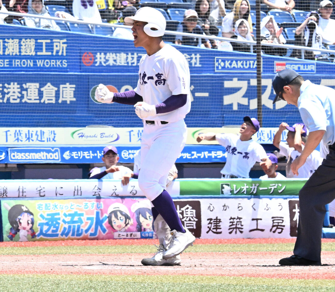 土浦日大対関東一高　8回裏関東一高無死、同点本塁打を放ち吠える井口瑛太（撮影・千葉一成）