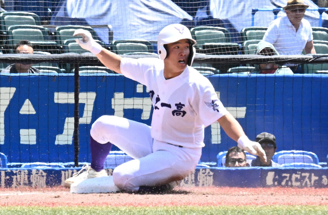 土浦日大対関東一高　8回裏関東一高1死、三塁打を放ち滑るこむ栗林舜（撮影・千葉一成）