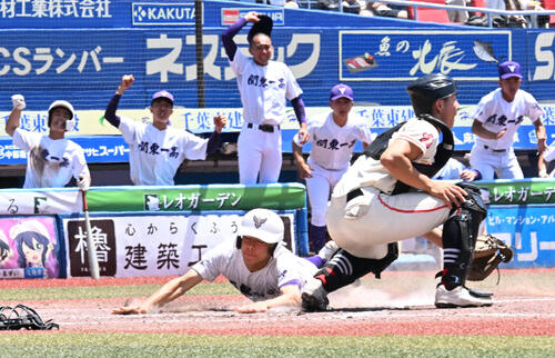 土浦日大対関東一高 8回裏関東一高1死三塁、柴山大雅の中犠飛で勝ち越しの生還をする大根原(撮影・千葉一成)
