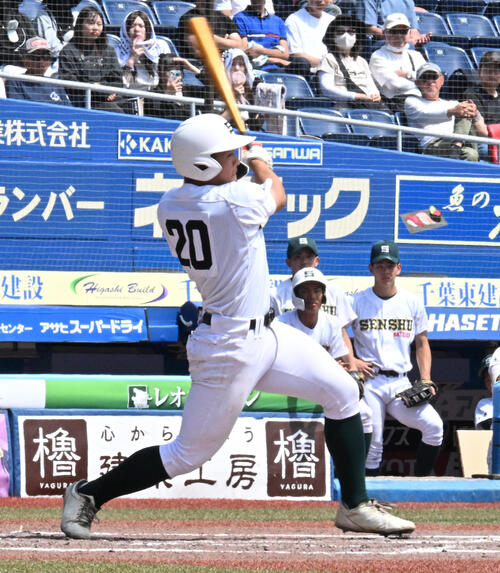 山梨学院対専大松戸 2回裏専大松戸2死二塁、吉田颯人が中前に先制適時打を放つ(撮影・千葉一成)