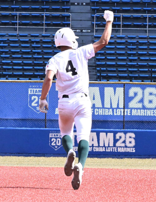 山梨学院対専大松戸 6回裏専大松戸1死一、二塁、3点本塁打を放ちガッツポーズでダイヤモンドを回る宮尾日色(撮影・千葉一成)