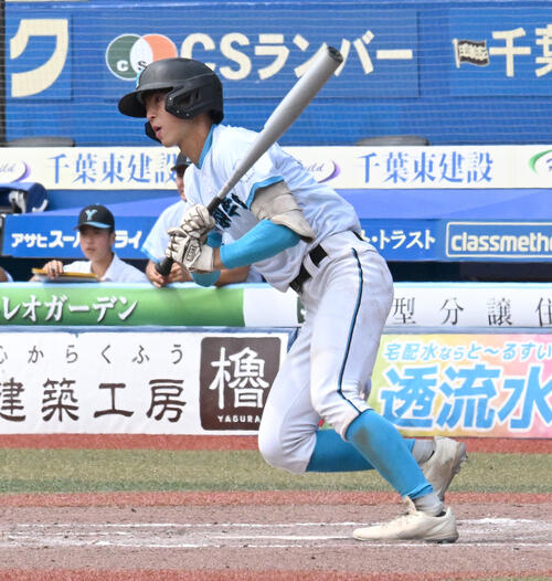山梨学院対専大松戸 4回表山梨学院2死一塁、光永惺音が同点適時打を放つ(撮影・千葉一成)