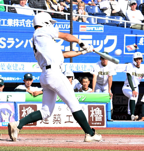 山梨学院対専大松戸 9回裏専大松戸1死二塁、代打常田幸泰が右越えに2点本塁打を放つ(撮影・千葉一成)