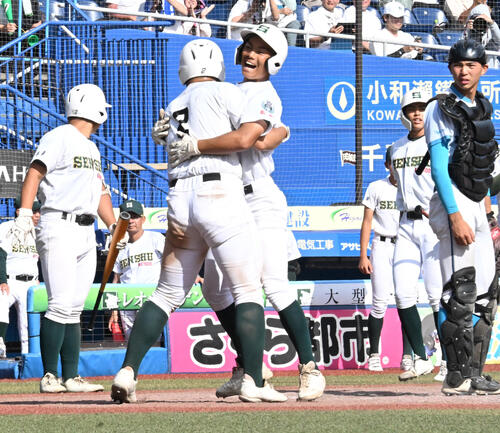 山梨学院対専大松戸 9回裏専大松戸1死二塁、2点本塁打を放ち二走吉岡伸太朗(左)と抱き合って喜ぶ代打常田幸泰(撮影・千葉一成)