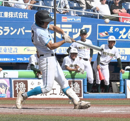 山梨学院対専大松戸 7回表山梨学院2死二、三塁、代打村橋照平が中越えに2点適時打を放つ(撮影・千葉一成)