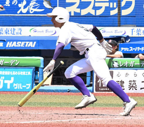土浦日大対関東一高 5回裏関東一高1死一塁、成合瑛二郎が中前に同点適時打を放つ(撮影・千葉一成)