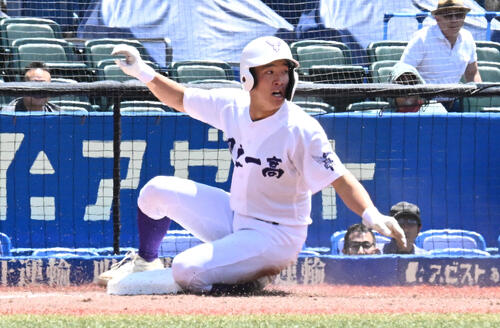 土浦日大対関東一高 8回裏関東一高1死、三塁打を放ち滑るこむ栗林舜(撮影・千葉一成)