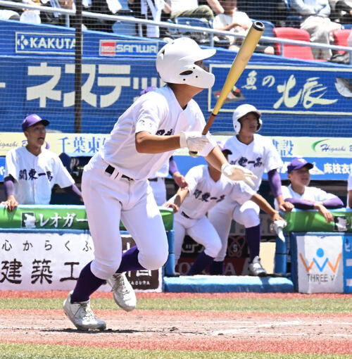 土浦日大対関東一高 8回裏関東一高1死三塁、柴山大雅(撮影・千葉一成)勝ち越しの中犠飛を放つ代打柴山大雅