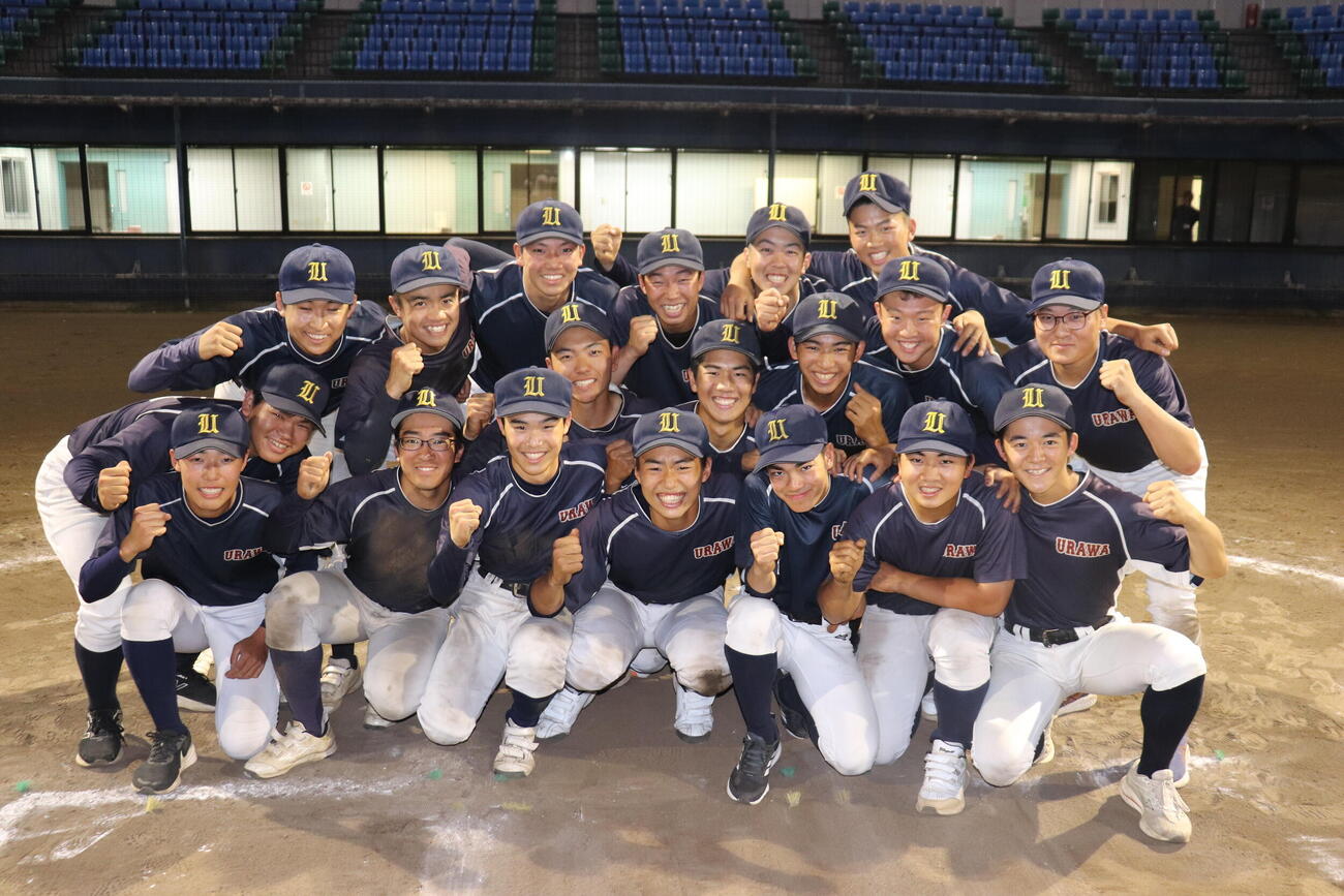 今夏の優勝へ、ガッツポーズを見せる県浦和の選手たち（撮影・保坂淑子）