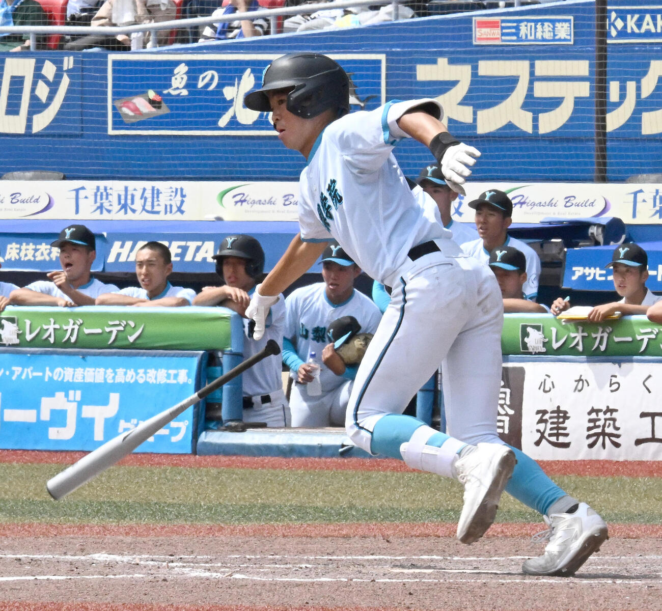 山梨学院対専大松戸　4回表山梨学院2死二塁、藤田蒼海が左前に適時打を放つ（撮影・千葉一成）