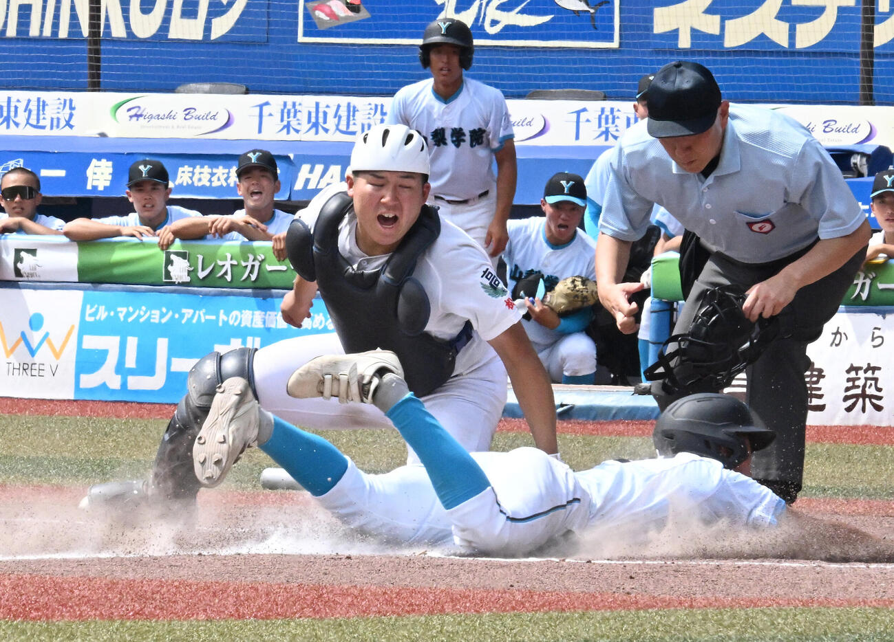 山梨学院対専大松戸　4回表山梨学院2死二塁、藤田蒼海の適時打で菅原歩夢の生還を許す捕手吉岡伸太朗（撮影・千葉一成）