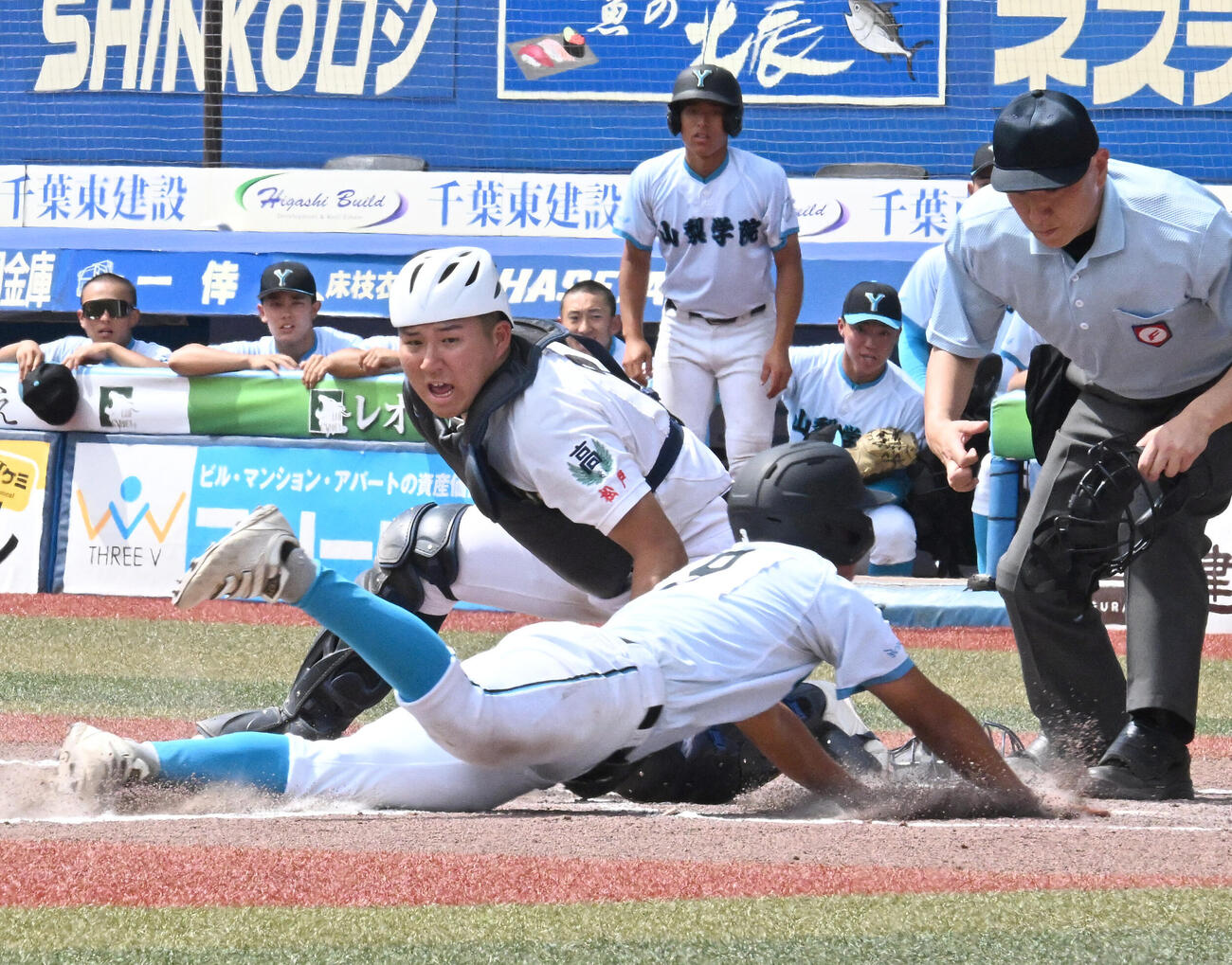 山梨学院対専大松戸　4回表山梨学院2死二塁、藤田蒼海の適時打で菅原歩夢の生還を許す捕手吉岡伸太朗（撮影・千葉一成）