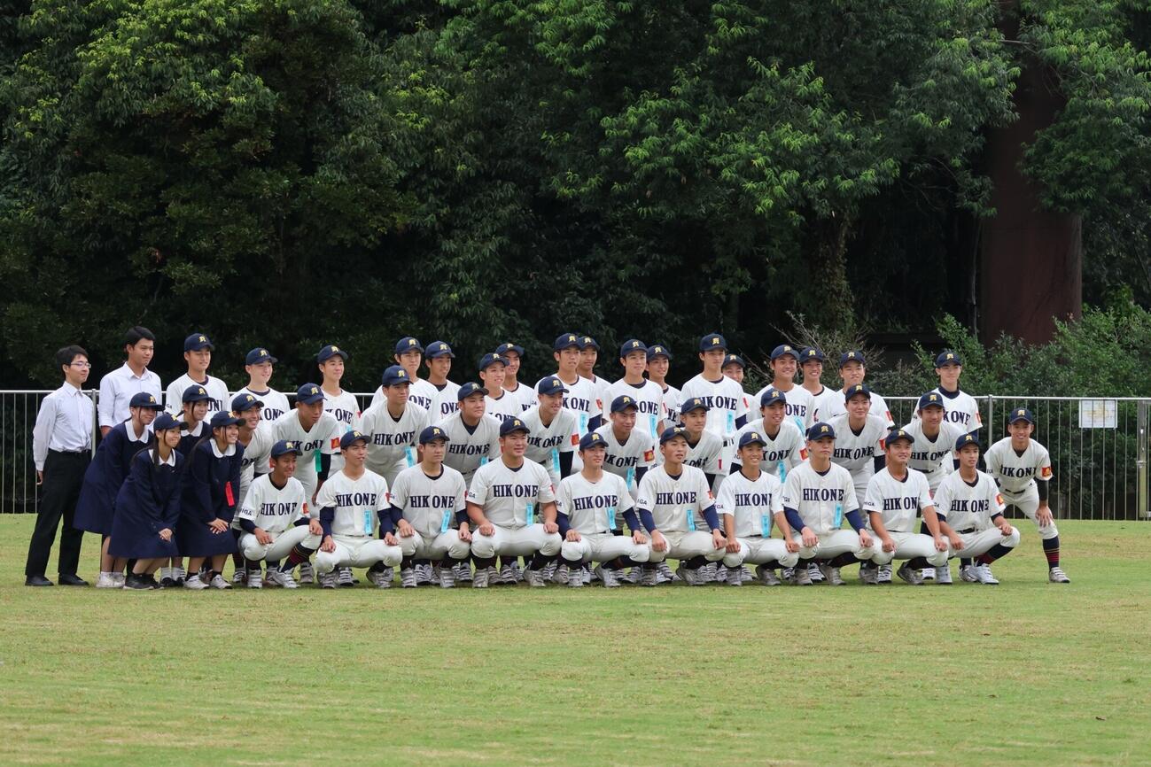 集合写真に収まる彦根東ナインら
