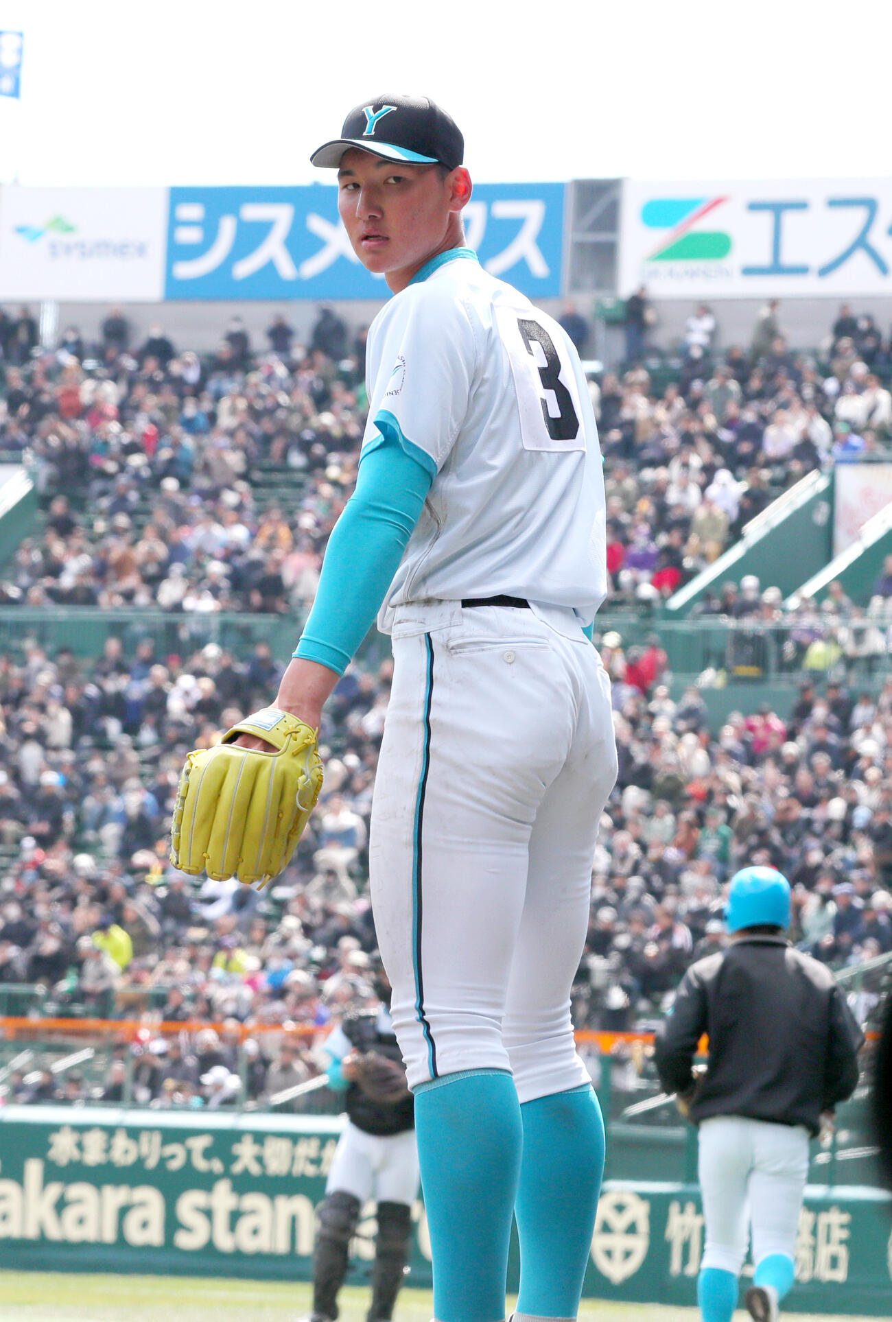 第97回選抜高校野球大会・3日目　山梨学院対天理　6回表、ブルペンに入る山梨学院・菰田（2025年3月20日撮影）