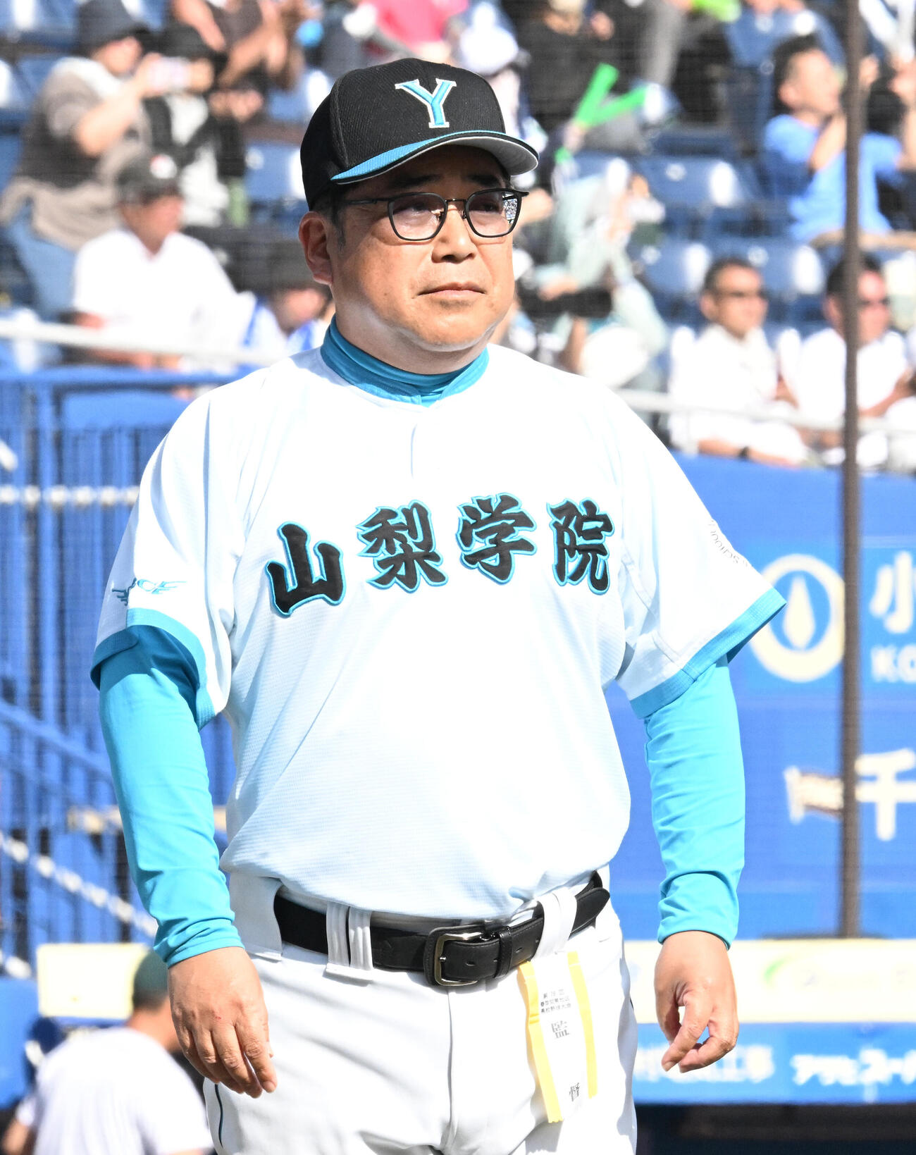 専大松戸に逆転勝利で試合を終え、整列する山梨学院・吉田洸二監督（撮影・千葉一成）