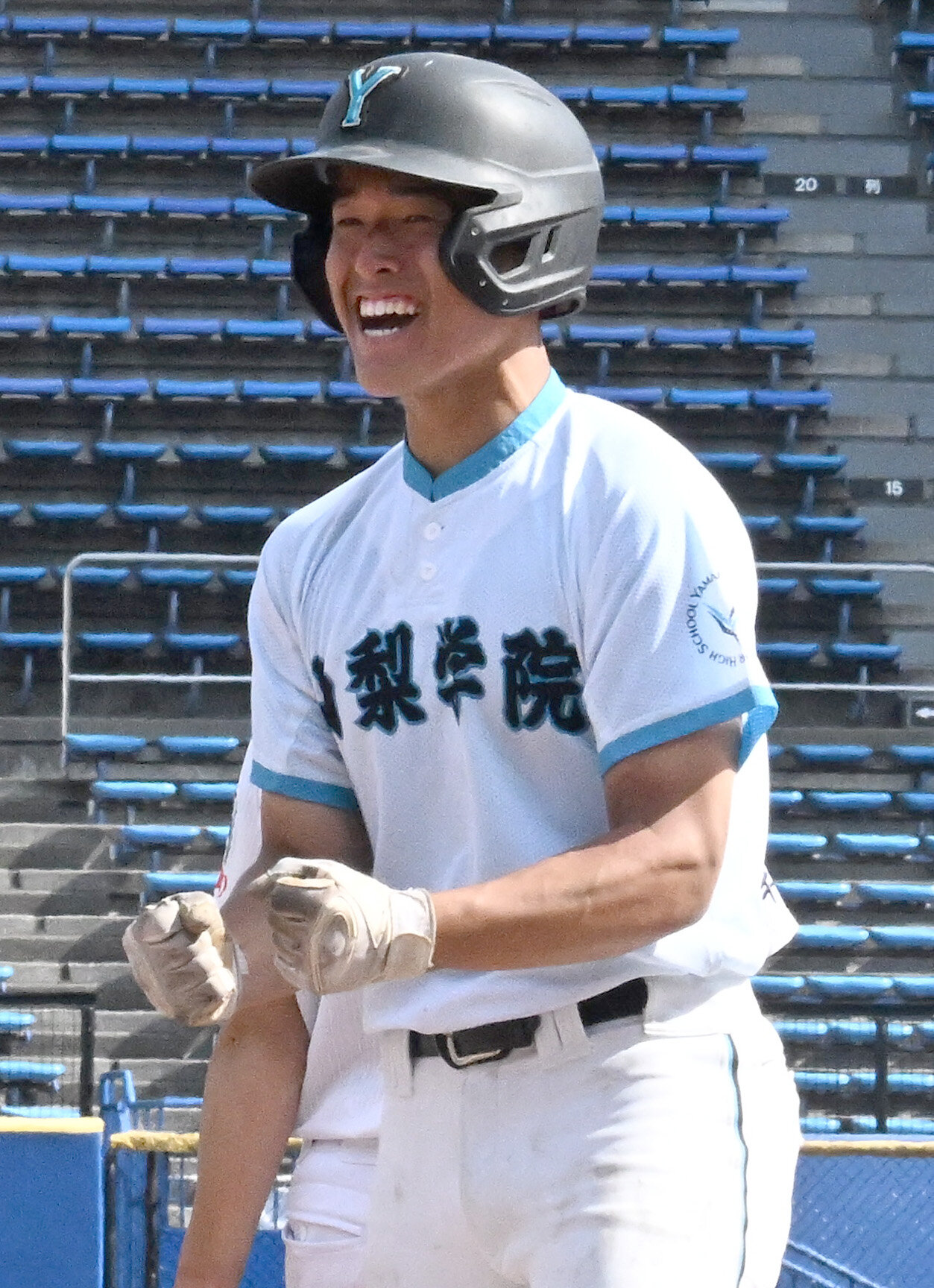 山梨学院対専大松戸　7回表山梨学院2死二、三塁、2点適時打を放ち喜ぶ代打村橋照平（撮影・千葉一成）