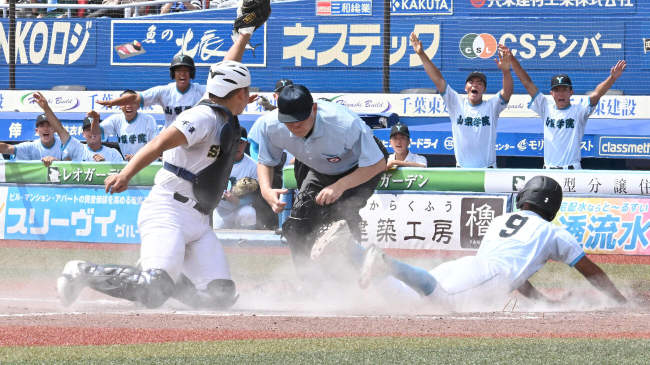 山梨学院対専大松戸　4回表山梨学院2死二塁、藤田蒼海の適時打で生還する菅原歩夢（右）。後方は喜ぶ山梨学院ベンチ（撮影・千葉一成）