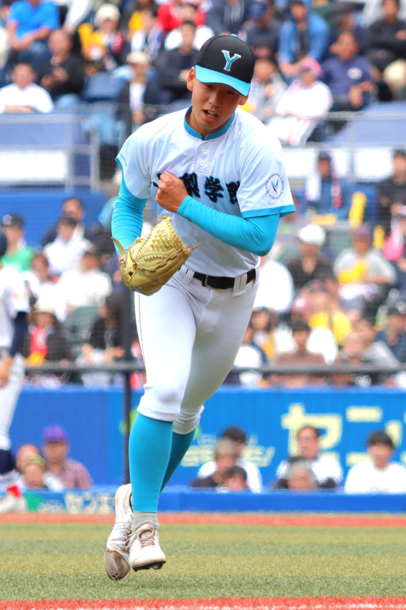 高校野球春季関東大会　準決勝　山梨学院対横浜　4回裏3者凡退に抑えガッツポーズをする山梨学院・渡部瑛太（撮影・栗林真菜）＝2026年5月23日