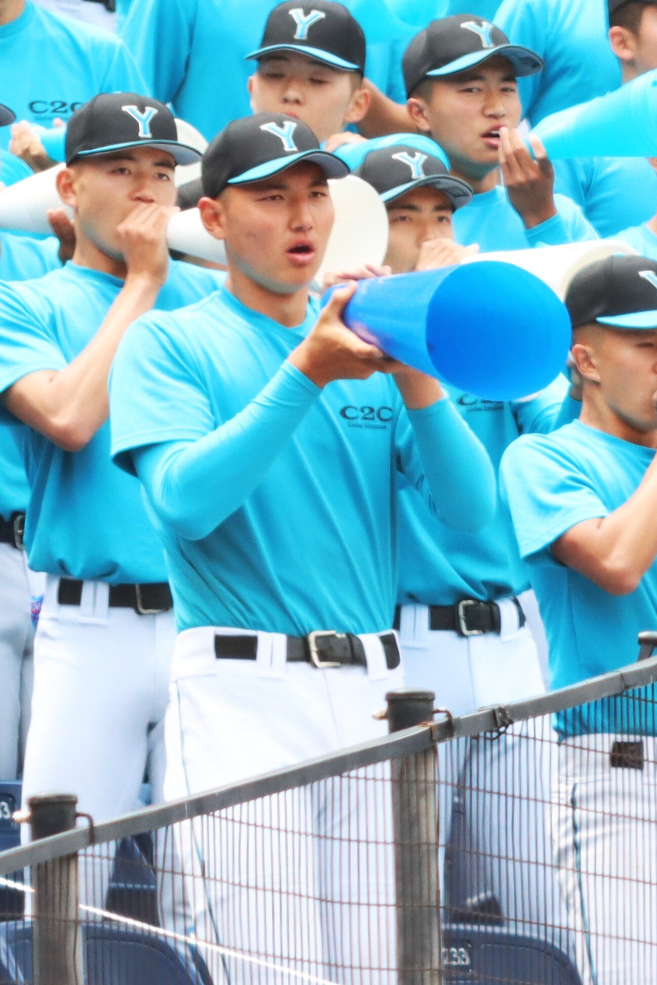 高校野球春季関東大会　準決勝　山梨学院対横浜　スタンドで応援する山梨学院・菰田陽生（中央）（撮影・栗林真菜）＝2026年5月23日